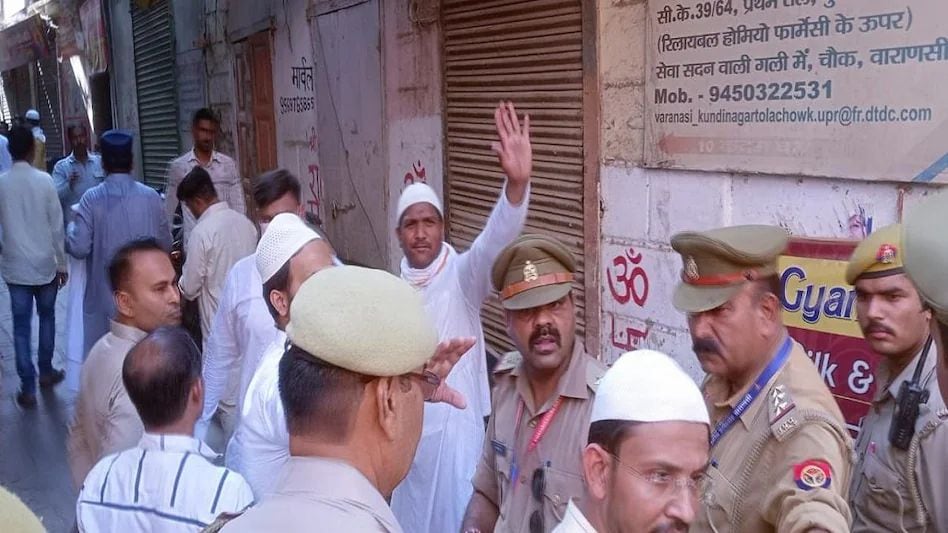 ज्ञानवापी मस्जिद के अंदर टीम कर रही है सर्वे, बाहर थमा बवाल ज्ञानवापी मस्जिद के अंदर टीम कर रही है सर्वे, बाहर थमा बवाल