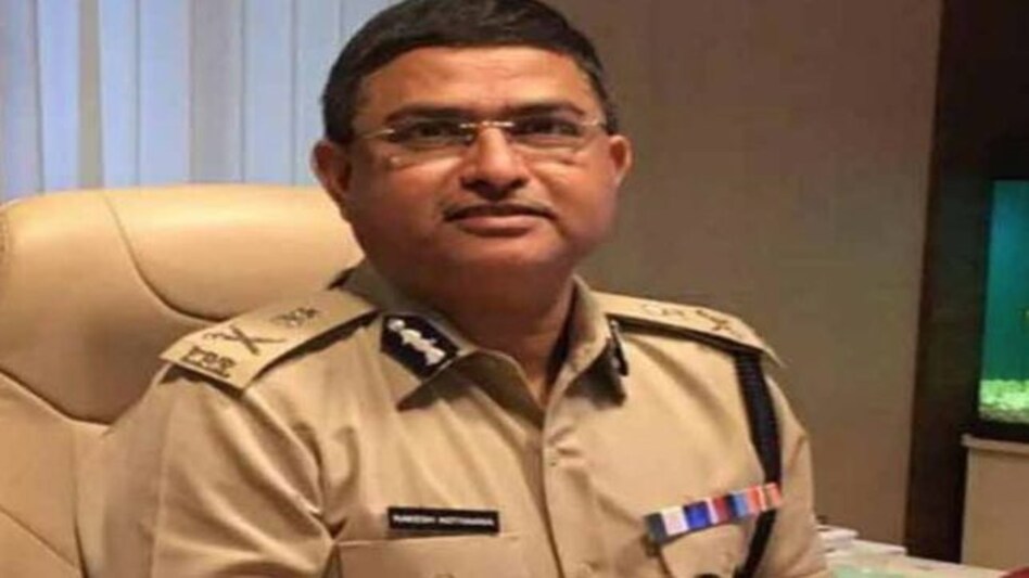 दिल्ली पुलिस कमिश्नर को भी नहीं छोड़ा साइबर ठगों ने, ऐसे बनाया शिकार, 40 हज़ार का लगाया था चूना दिल्ली पुलिस कमिश्नर को भी नहीं छोड़ा साइबर ठगों ने, ऐसे बनाया शिकार, 40 हज़ार का लगाया था चूना