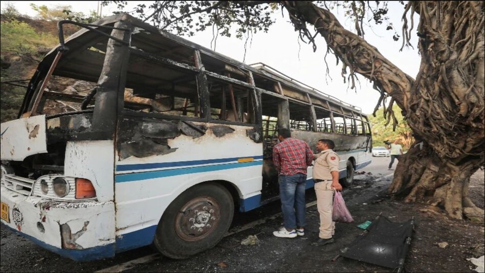 Bus Fire In Katra: कटरा में जिस बस में आग लगने से यात्रियों की मौत हुई, वह था आतंकी हमला? Bus Fire In Katra: कटरा में जिस बस में आग लगने से यात्रियों की मौत हुई, वह था आतंकी हमला?