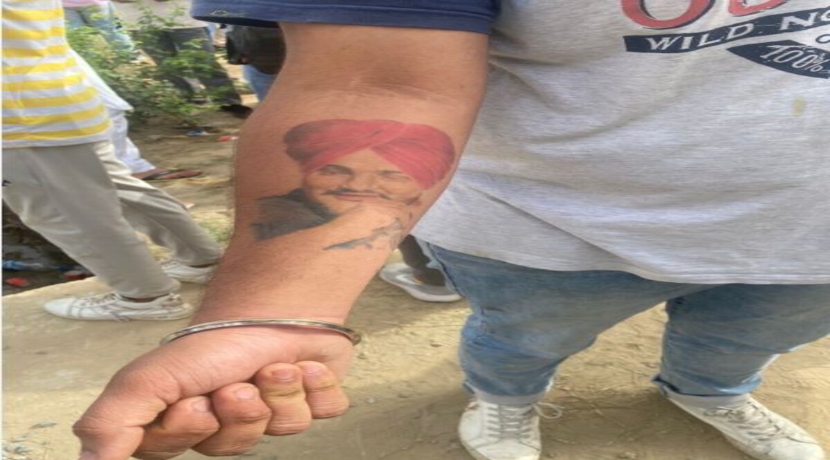 Sidhu Moose Wala : सिद्धू मूसेवाला का टैटू अपने हाथ में गुदवाया, दिल्ली से मूसा के पैतृक गांव पहुंचा फैन CrimeTak