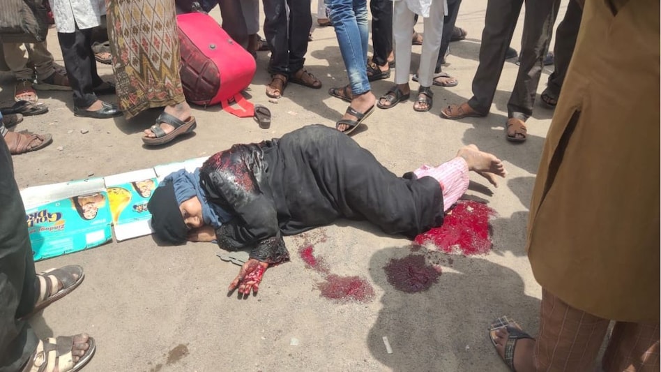 Crime News: हैदराबाद में दिनदहाड़े दिलजले आशिक़ की ख़ौफ़नाक करतूत, लोग तमाशबीन बने रहे Crime News: हैदराबाद में दिनदहाड़े दिलजले आशिक़ की ख़ौफ़नाक करतूत, लोग तमाशबीन बने रहे