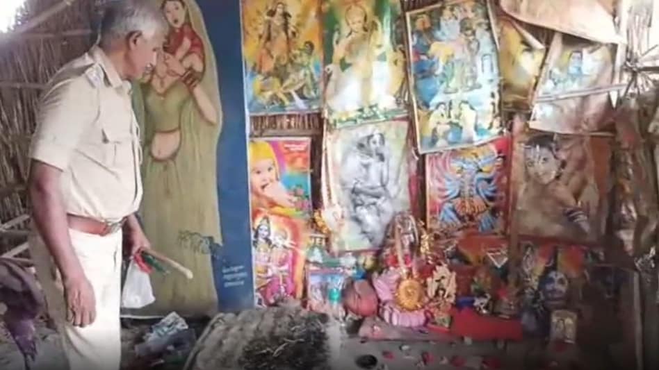 Bihar Crime : संतान प्राप्ति की गारंटी के लिए तांत्रिक देता था नशीला फूल, बेहोश होने पर करता था दुष्कर्म Bihar Crime : संतान प्राप्ति की गारंटी के लिए तांत्रिक देता था नशीला फूल, बेहोश होने पर करता था दुष...