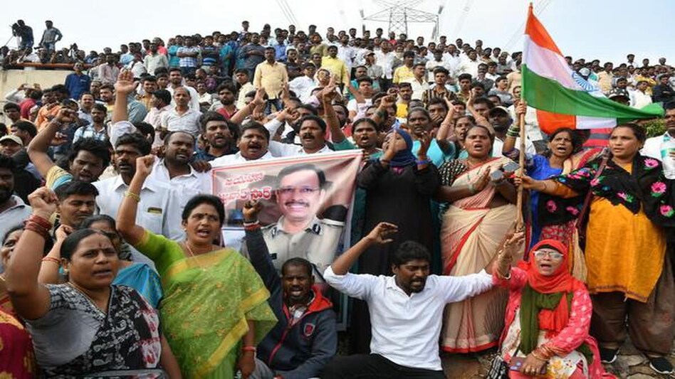 Disha Case : दिशा गैंगरेप-मर्डर के 4 आरोपियों का एनकाउंटर करने वाले 10 पुलिसवालों पर हत्या की FIR दर्ज हो: रिपोर्ट Disha Case : दिशा गैंगरेप-मर्डर के 4 आरोपियों का एनकाउंटर करने वाले 10 पुलिसवालों पर हत्या की FIR द...