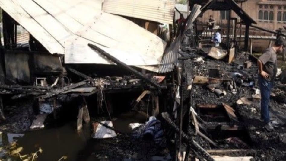 Crime News : श्रीनगर डल झील के हाऊसबोट में आग से 11 साल की लड़की की जलकर मौत Crime News : श्रीनगर डल झील के हाऊसबोट में आग से 11 साल की लड़की की जलकर मौत