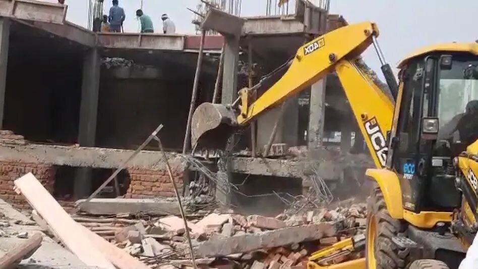 लखनऊ : अमीनाबाद के पुराने हनुमान मंदिर परिसर में चला बुलडोजर, अवैध कॉम्प्लेक्स जमींदोज लखनऊ : अमीनाबाद के पुराने हनुमान मंदिर परिसर में चला बुलडोजर, अवैध कॉम्प्लेक्स जमींदोज