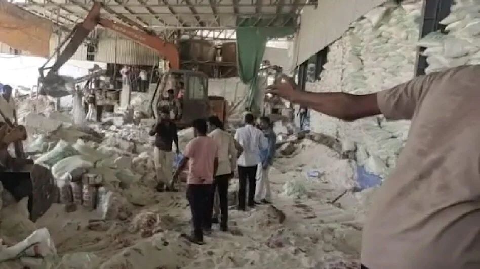 GUJARAT MISHAP : मोरबी में नमक फैक्ट्री की दीवार गिरी, 12 लोगों की मौत, PM ने जताया दुख GUJARAT MISHAP : मोरबी में नमक फैक्ट्री की दीवार गिरी, 12 लोगों की मौत, PM ने जताया दुख