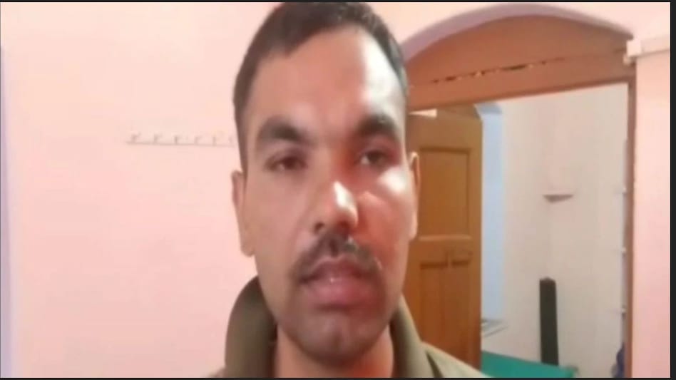 बस इस छोटी सी बात को लेकर युवक ने दरोगा को कुत्ते से कटवाया बस इस छोटी सी बात को लेकर युवक ने दरोगा को कुत्ते से कटवाया