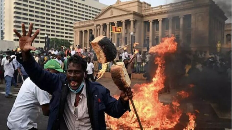 श्रीलंका में भड़की ग़ुस्से की आग, शूट एंड साइट के ऑर्डर, हीरो से विलेन बन गए महिंद्रा राजपक्षे श्रीलंका में भड़की ग़ुस्से की आग, शूट एंड साइट के ऑर्डर, हीरो से विलेन बन गए महिंद्रा राजपक्षे