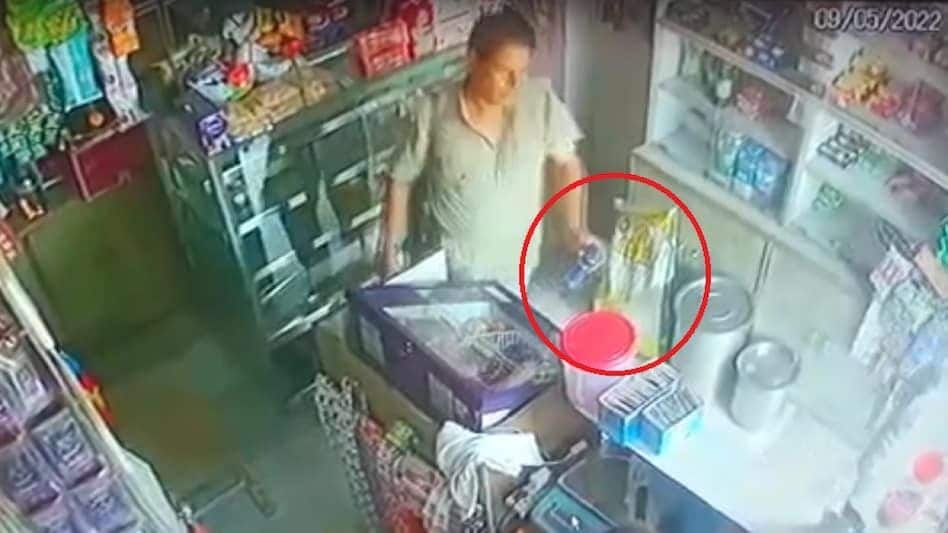 देखें Video, वाराणसी : सिपाही ने दुकान से चुराया डिओडरेंट, फिर उसी दुकानदार को बेचा देखें Video, वाराणसी : सिपाही ने दुकान से चुराया डिओडरेंट, फिर उसी दुकानदार को बेचा