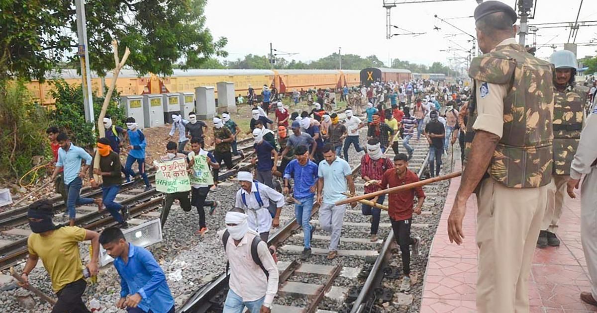 बिहार : ‘अग्निपथ’ योजना के विरोध में लगातार चौथे दिन भी हिंसा जारी रही, 250 गिरफ्तार बिहार : ‘अग्निपथ’ योजना के विरोध में लगातार चौथे दिन भी हिंसा जारी रही, 250 गिरफ्तार