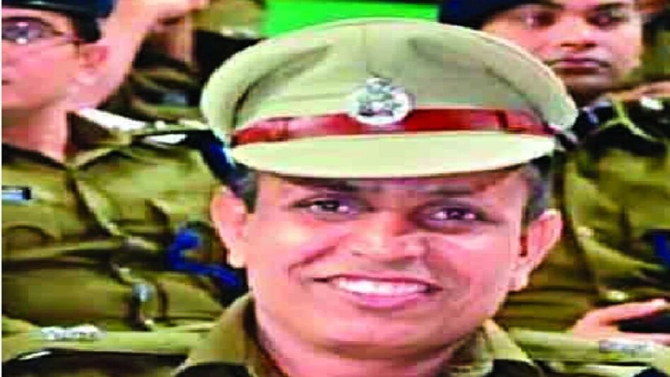 DELHI DCP SANJAY SEHRAWAT SUSPENDED : न गिरफ्तारी, न बेल, चार्जशीट का ये कैसा खेल ? अब डीसीपी का हुआ निलंबन, संजय सहरावत की गिरफ्तारी क्यों नहीं ? DELHI DCP SANJAY SEHRAWAT SUSPENDED : न गिरफ्तारी, न बेल, चार्जशीट का ये कैसा खेल ? अब डीसीपी का हु...