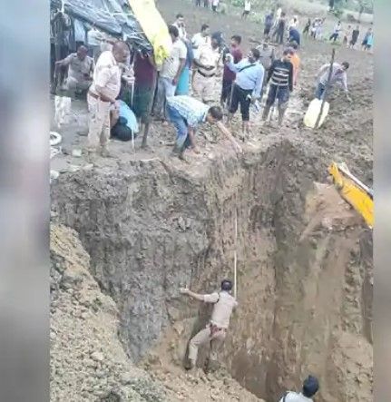 Chhatarpur Borewell News : छतरपुर में 40 फुट गहरे बोरवेल में गिरा 5 साल का बच्चा, रेस्क्यू जारी CrimeTak