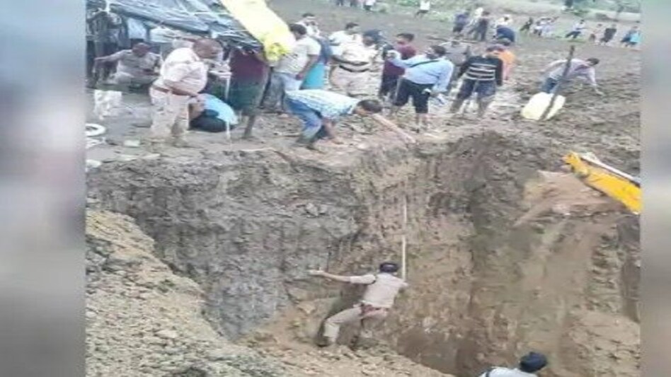 Chhatarpur Borewell News : छतरपुर में 40 फुट गहरे बोरवेल में गिरा 5 साल का बच्चा, रेस्क्यू जारी Chhatarpur Borewell News : छतरपुर में 40 फुट गहरे बोरवेल में गिरा 5 साल का बच्चा, रेस्क्यू जारी