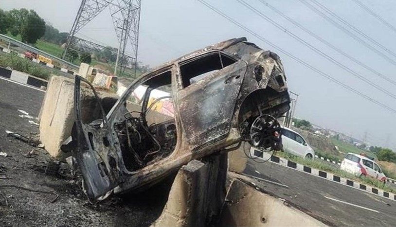 Haryana News : हाईवे पर बैरिकेड से टकरा कार में लगी आग, 3 MBBS छात्र जिंदा जले CrimeTak