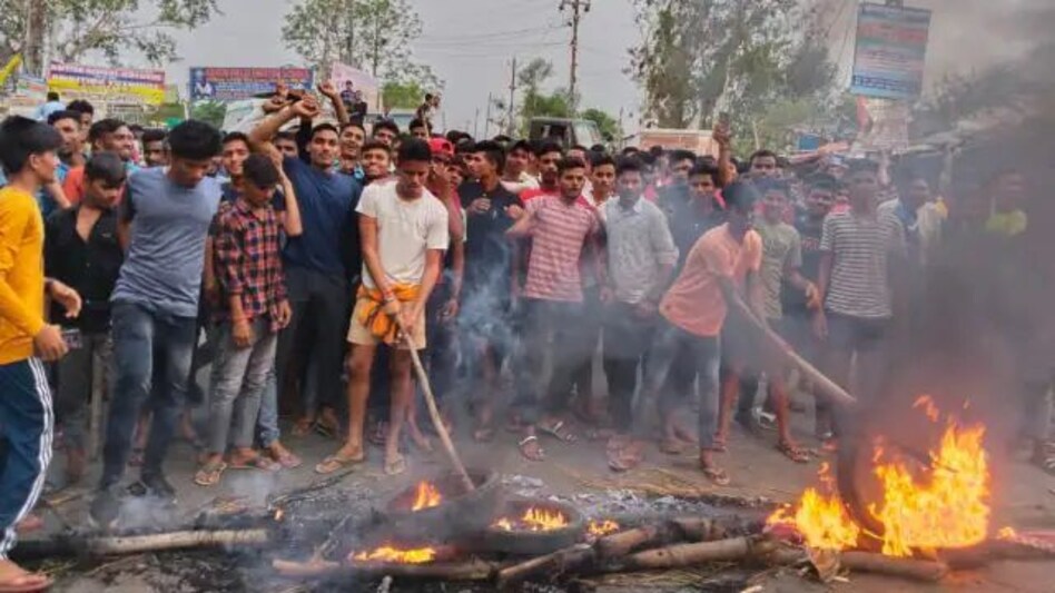 Agnipath Scheme : 'अग्निपथ स्कीम' का जबरदस्त विरोध, बक्सर के बाद अब जहानाबाद में प्रदर्शन Agnipath Scheme : 'अग्निपथ स्कीम' का जबरदस्त विरोध, बक्सर के बाद अब जहानाबाद में प्रदर्शन