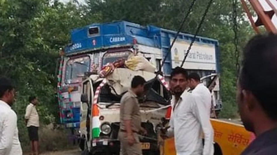 UP Road Accident: पीलीभीत में भयानक सड़क हादसा, 10 की मौत, 7 घायल UP Road Accident: पीलीभीत में भयानक सड़क हादसा, 10 की मौत, 7 घायल