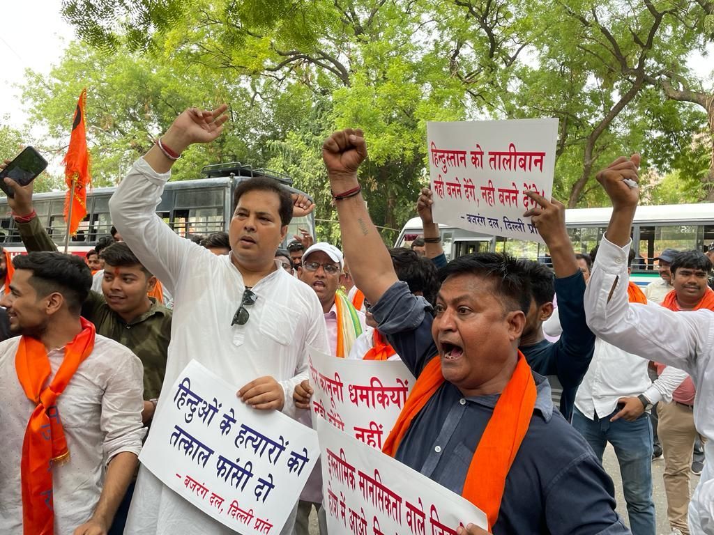 Udaipur Kanhaiya Lal Murder: उदयपुर हत्याकांड के बाद दिल्ली से लेकर राजस्थान तक विरोध प्रदर्शन, भीम कस्बे में पुलिस से झड़प Udaipur Kanhaiya Lal Murder: उदयपुर हत्याकांड के बाद दिल्ली से लेकर राजस्थान तक विरोध प्रदर्शन, भीम...