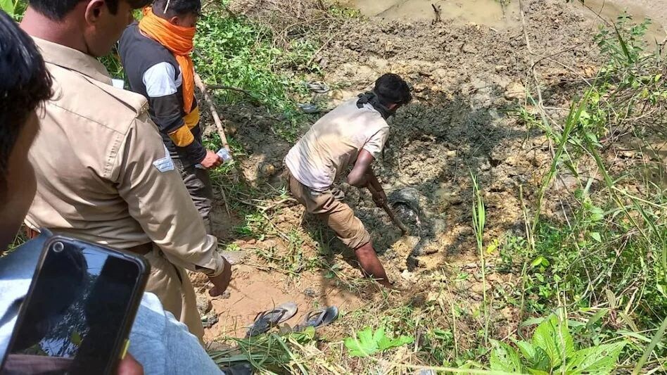 UP Crime News : ...जब 22 दिन बाद लाश को जमीन से निकाला गया! UP Crime News : ...जब 22 दिन बाद लाश को जमीन से निकाला गया!