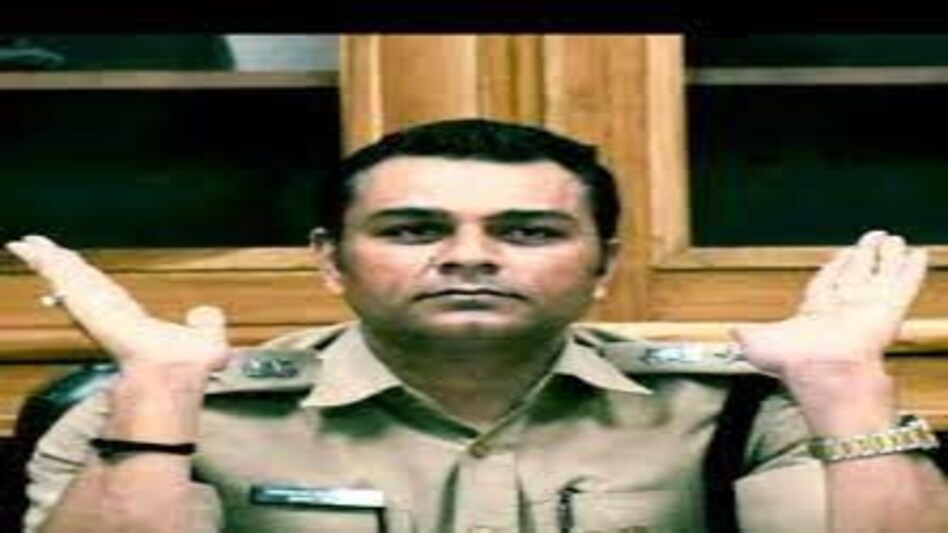 DELHI DCP DWARKA CONTROVERSY : 'डीसीपी शंकर चौधरी ने ड्रिंक करके मेरी वाइफ के सिर पर गिलास मार दिया' DELHI DCP DWARKA CONTROVERSY : 'डीसीपी शंकर चौधरी ने ड्रिंक करके मेरी वाइफ के सिर पर गिलास मार दिय...