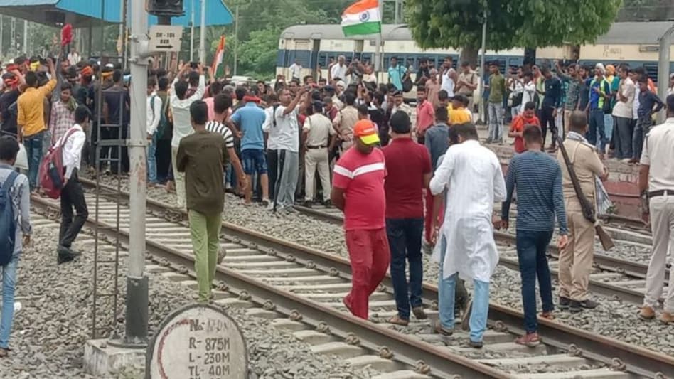 Agneepath Voilence: अग्निपथ प्रदर्शन को लेकर अब तक 200 ट्रेन का रास्ता बदला और 35 ट्रेन बंद Agneepath Voilence: अग्निपथ प्रदर्शन को लेकर अब तक 200 ट्रेन का रास्ता बदला और 35 ट्रेन बंद
