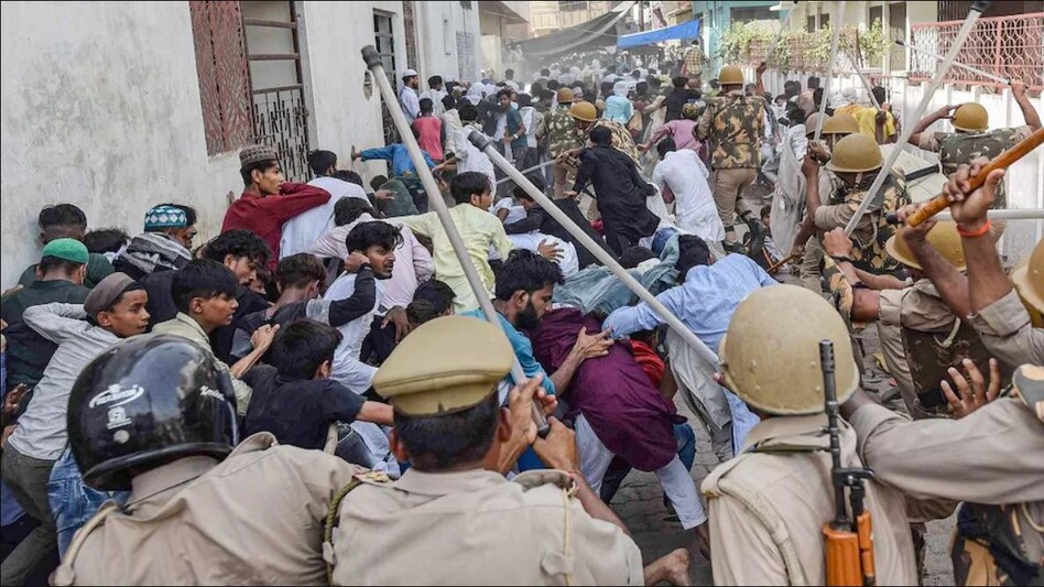 UP Violence: नूपुर शर्मा के खिलाफ सड़कों पर लोग, हिंसा के बाद अब तक 229 गिरफ्तार UP Violence: नूपुर शर्मा के खिलाफ सड़कों पर लोग, हिंसा के बाद अब तक 229 गिरफ्तार