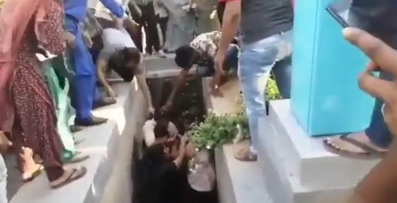 Viral Video: लड़ते-लड़ते नाले में गिरीं एक घर की चार महिलाएं CrimeTak