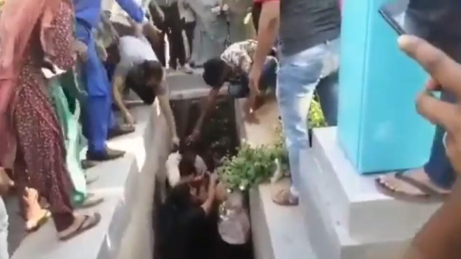 Viral Video: लड़ते-लड़ते नाले में गिरीं एक घर की चार महिलाएं Viral Video: लड़ते-लड़ते नाले में गिरीं एक घर की चार महिलाएं