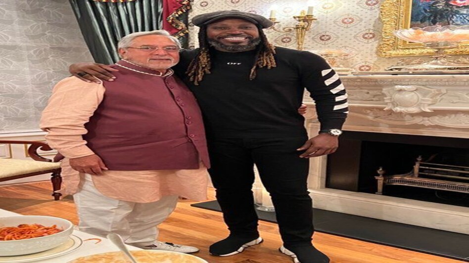 Chris Gayle-Vijay Mallya: क्रिस गेल से मिले विजय माल्या, लोग बोले - कभी SBI वालों से मिल लो Chris Gayle-Vijay Mallya: क्रिस गेल से मिले विजय माल्या, लोग बोले - कभी SBI वालों से मिल लो