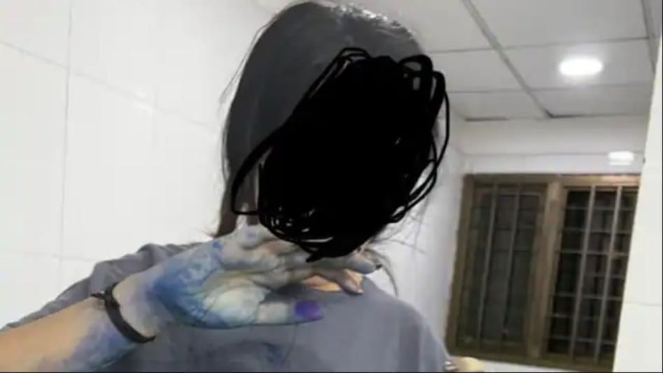 राजस्थान के मंत्री के बेटे पर दुष्कर्म का आरोप लगाने वाली महिला पर स्याही फेंकी गयी राजस्थान के मंत्री के बेटे पर दुष्कर्म का आरोप लगाने वाली महिला पर स्याही फेंकी गयी