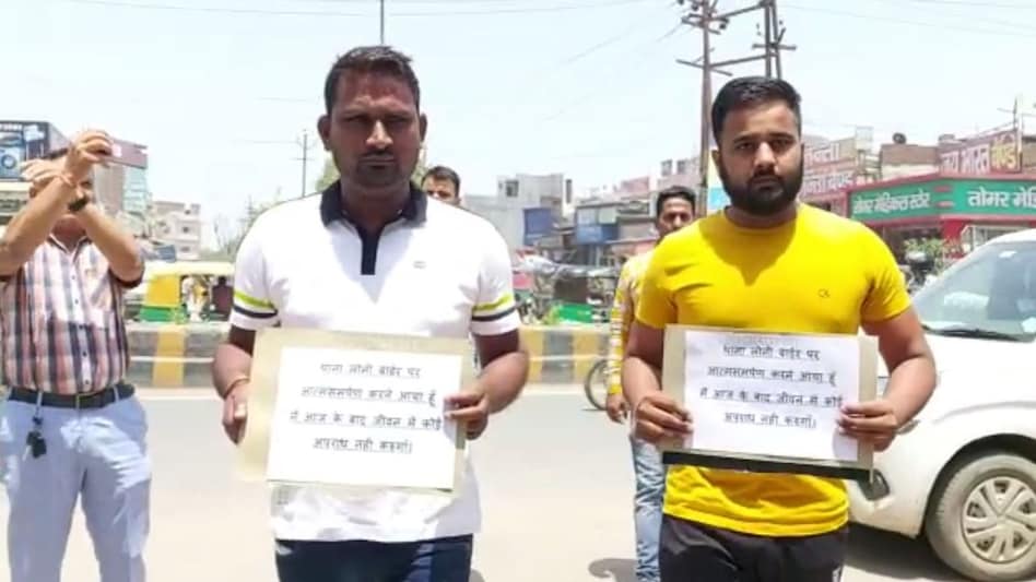 UP CRIME NEWS: ज़िंदगी में कभी क्राइम न करने की तख्ती लेकर इस अंदाज़ में थाने पहुंचे गैंगस्टर! UP CRIME NEWS: ज़िंदगी में कभी क्राइम न करने की तख्ती लेकर इस अंदाज़ में थाने पहुंचे गैंगस्टर!