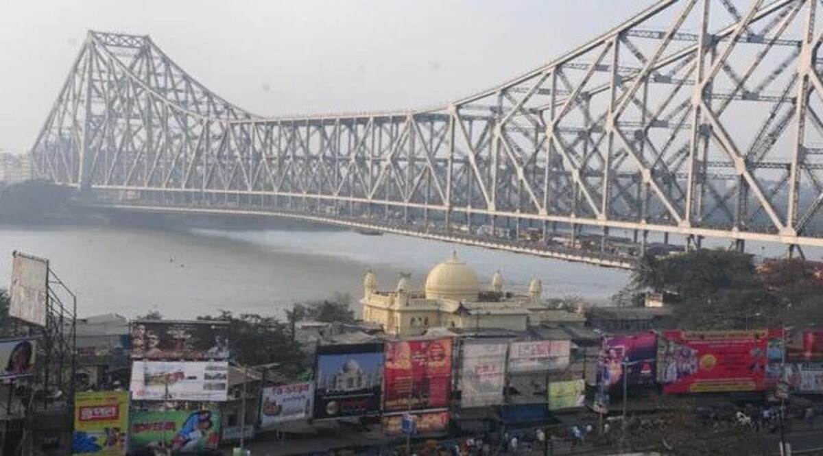 Kolkata Howrah Bridge News : बंगाल के हावड़ा ब्रिज पर 2 बसें टकराईं, 7 लोग घायल CrimeTak