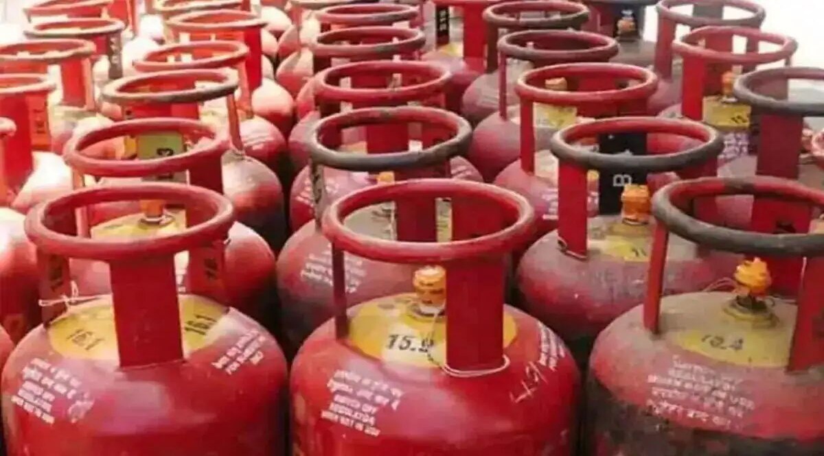 Noida News : नोएडा में खाना बनाते समय सिलेंडर में आग लगने से चार लोग झुलसे CrimeTak