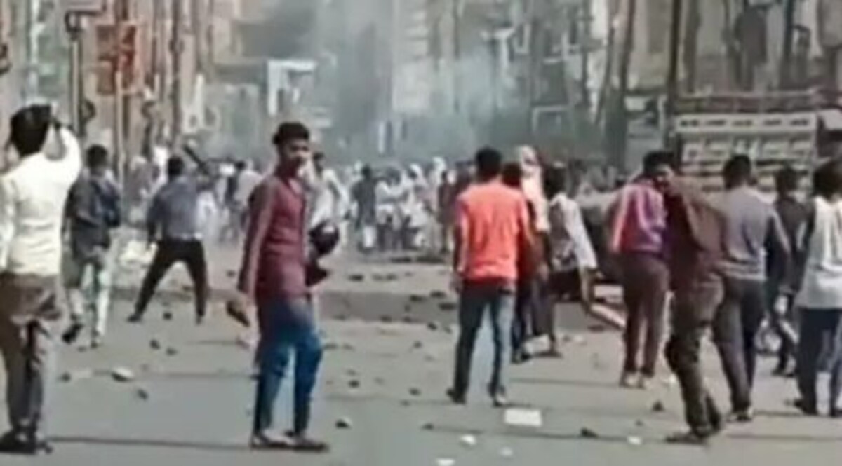 Kanpur clash: जुमे की नमाज़ के बाद पुलिस पर पथराव, हालात तनावपूर्ण, झगड़े की ये थी वजह CrimeTak