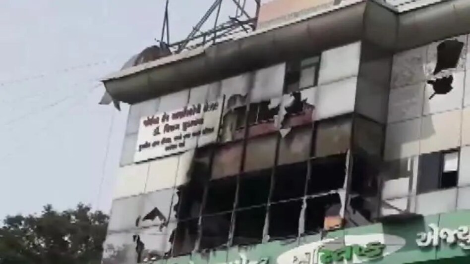 Gujrat News : Ahmedabad में बच्चों के hospital वाले वाणिज्यिक परिसर में लगी आग, 70 लोगों को बचाया गया Gujrat News : Ahmedabad में बच्चों के hospital वाले वाणिज्यिक परिसर में लगी आग, 70 लोगों को बचाया ग...