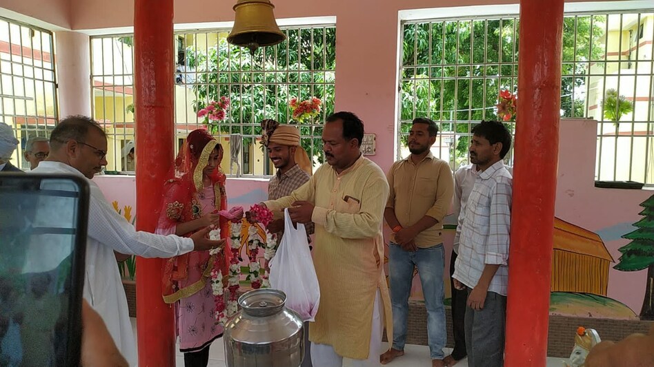 UP NEWS: थाने में हुई अनोखी शादी, पुलिस बनी बाराती और थानेदार ने किया कन्यादान UP NEWS: थाने में हुई अनोखी शादी, पुलिस बनी बाराती और थानेदार ने किया कन्यादान