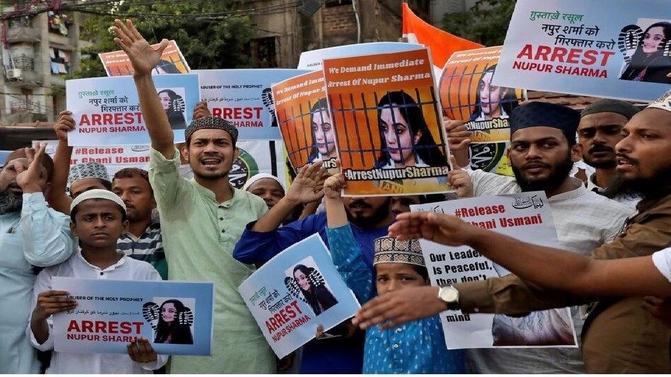 World News Hindi: चाय की दुकान पर बहस, हिंदू परिवार के घर पर भीड़ का हमला World News Hindi: चाय की दुकान पर बहस, हिंदू परिवार के घर पर भीड़ का हमला