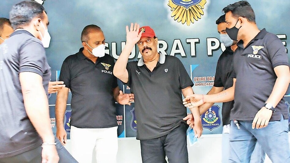 Gangster Ravi Pujari: मुंबई का वो गैंगस्टर जिसके फोन से कांपने लगते थे सलमान खान से लेकर ये बड़े ऐक्टर Gangster Ravi Pujari: मुंबई का वो गैंगस्टर जिसके फोन से कांपने लगते थे सलमान खान से लेकर ये बड़े ऐ...