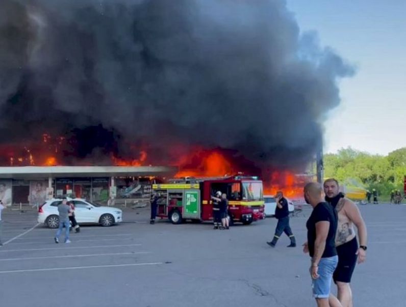 Russia Ukraine War: यूक्रेन के इस शहर के शॉपिंग मॉल पर रूस ने किया इस मिसाइल से हमला CrimeTak