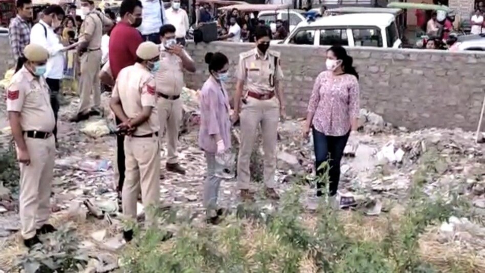 Delhi Crime News: पैर, सिर और कटे हाथ...हर दिन शव के टुकड़े कर क्यों फेंक रहा था कातिल? Delhi Crime News: पैर, सिर और कटे हाथ...हर दिन शव के टुकड़े कर क्यों फेंक रहा था कातिल?