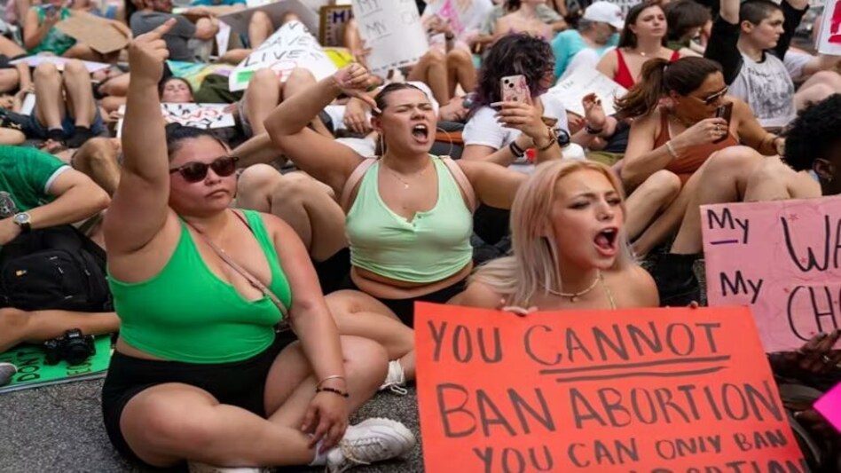 Sex Strike: इस देश की महिलाओं ने अचानक सेक्स करने से किया मना, वजह हैरान कर देगी Sex Strike: इस देश की महिलाओं ने अचानक सेक्स करने से किया मना, वजह हैरान कर देगी