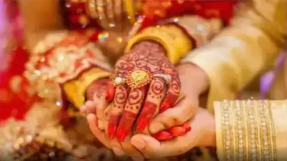 अनोखी शादी- एक ही मंडप में दो लड़कियों संग लिए फेरे, मां-बाप की शादी में शामिल हुआ मासूम अनोखी शादी- एक ही मंडप में दो लड़कियों संग लिए फेरे, मां-बाप की शादी में शामिल हुआ मासूम