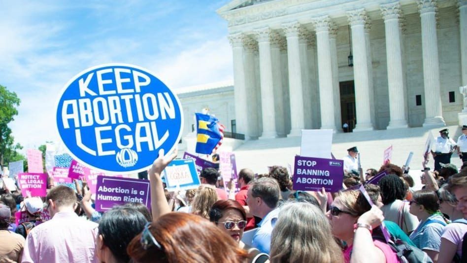 US Supreme Court Ends Abortion Rights: कोर्ट ने रद्द किया गर्भपात का संवैधानिक अधिकार US Supreme Court Ends Abortion Rights: कोर्ट ने रद्द किया गर्भपात का संवैधानिक अधिकार