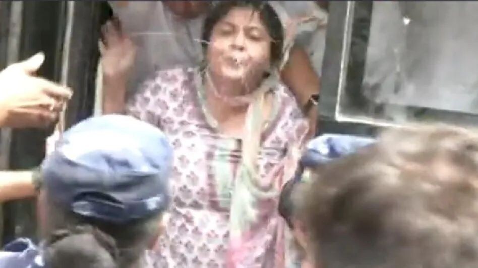 VIRAL VIDEO : महिला कांग्रेस नेता ने पुलिसकर्मियों पर थूका, फिर पुलिस ने किया ये... VIRAL VIDEO : महिला कांग्रेस नेता ने पुलिसकर्मियों पर थूका, फिर पुलिस ने किया ये...