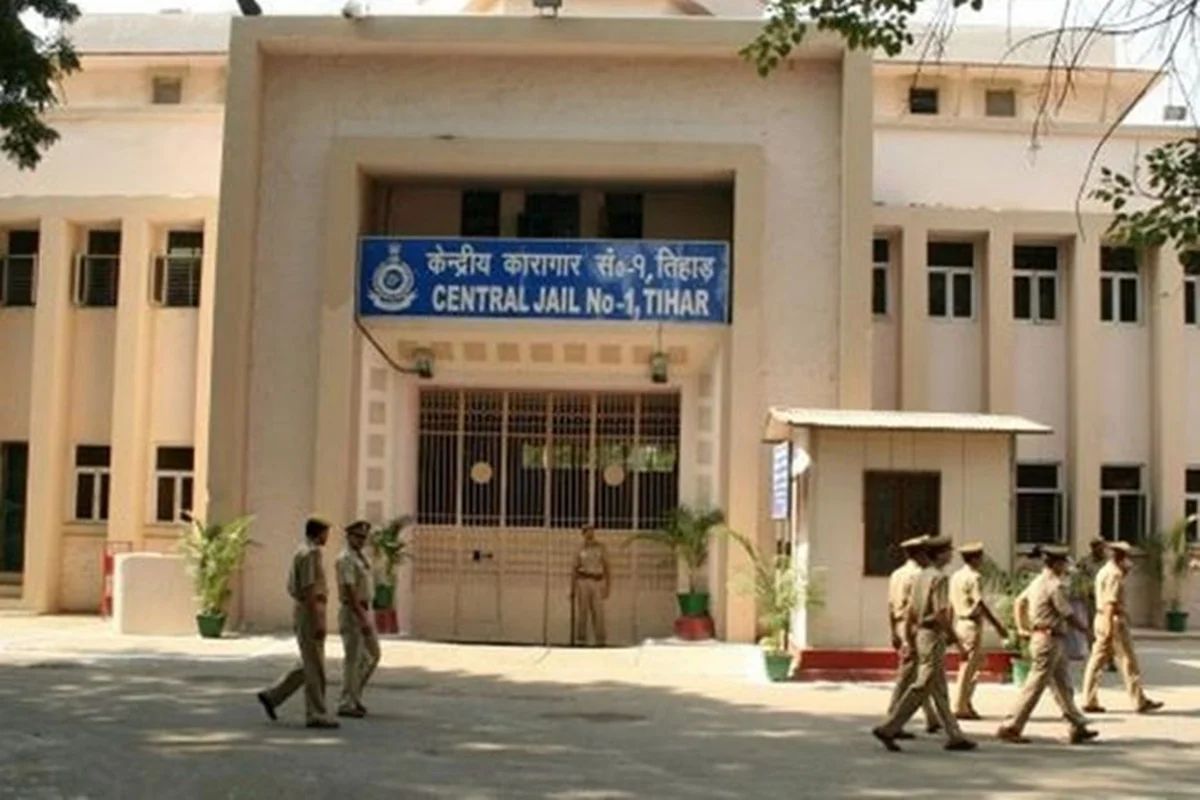 TIHAR JAIL EXCLUSIVE : गैंग्स्टर बनाने की फैक्ट्री है तिहाड़ जेल! 'बिना कैदियों की मदद से जेल नहीं चल सकती' CrimeTak