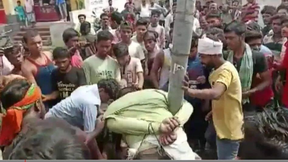 मुजफ्फरपुर : भीड़ का इंसाफ! बदमाशों को पोल से बांधकर पीटा मुजफ्फरपुर : भीड़ का इंसाफ! बदमाशों को पोल से बांधकर पीटा