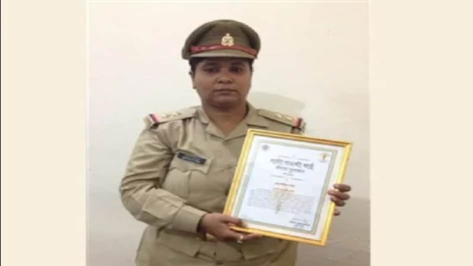 UP Crime News: हनी ट्रैप में फंसे लड़कों से महिला इंस्पेक्टर ने मांगे 20 लाख रुपए, पुलिस ने इस तरह रंगेहाथ पकड़ा UP Crime News: हनी ट्रैप में फंसे लड़कों से महिला इंस्पेक्टर ने मांगे 20 लाख रुपए, पुलिस ने इस तरह ...