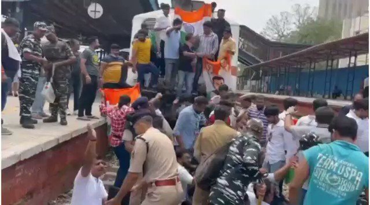 Agneepath Protest: युवा कांग्रेस के कार्यकर्ताओं ने कनॉट प्लेस के पास रोकी ट्रेन, कई हिरासत में लिए गए CrimeTak
