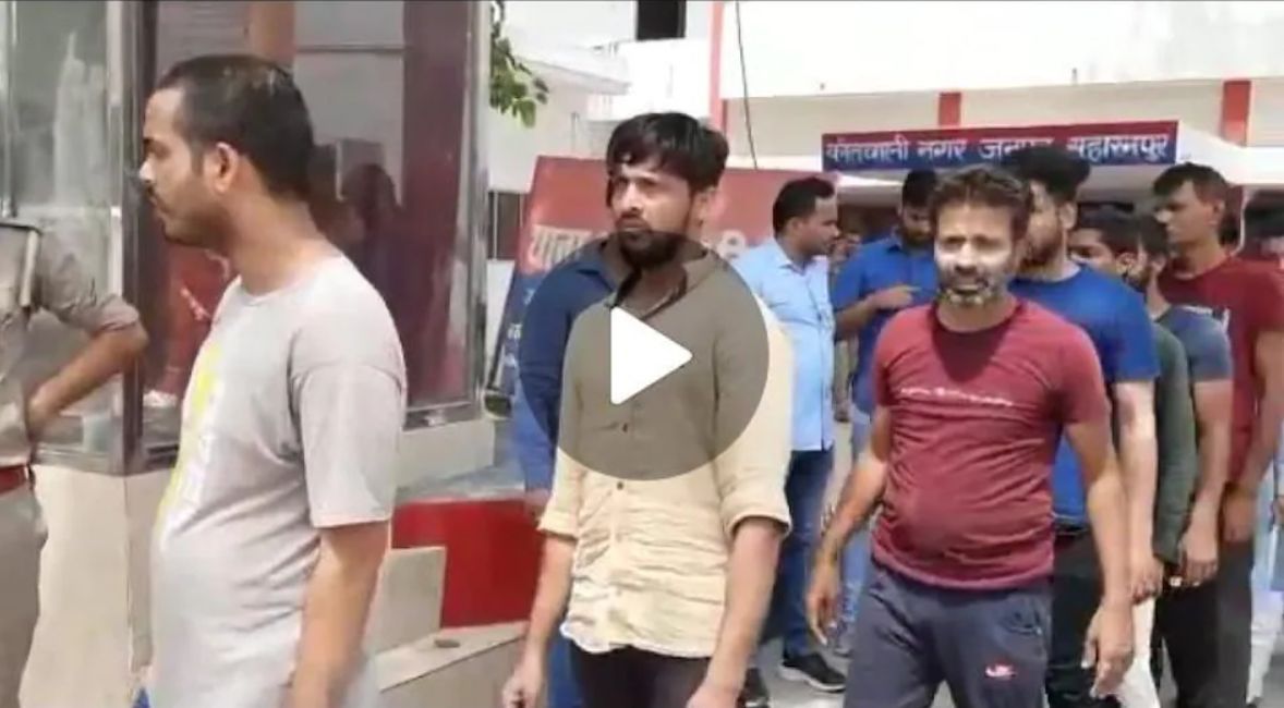 UP Police: हिंसा के बाद जेल में आरोपियों की बेरहमी से पिटाई का एक और Video Viral UP Police: हिंसा के बाद जेल में आरोपियों की बेरहमी से पिटाई का एक और Video Viral