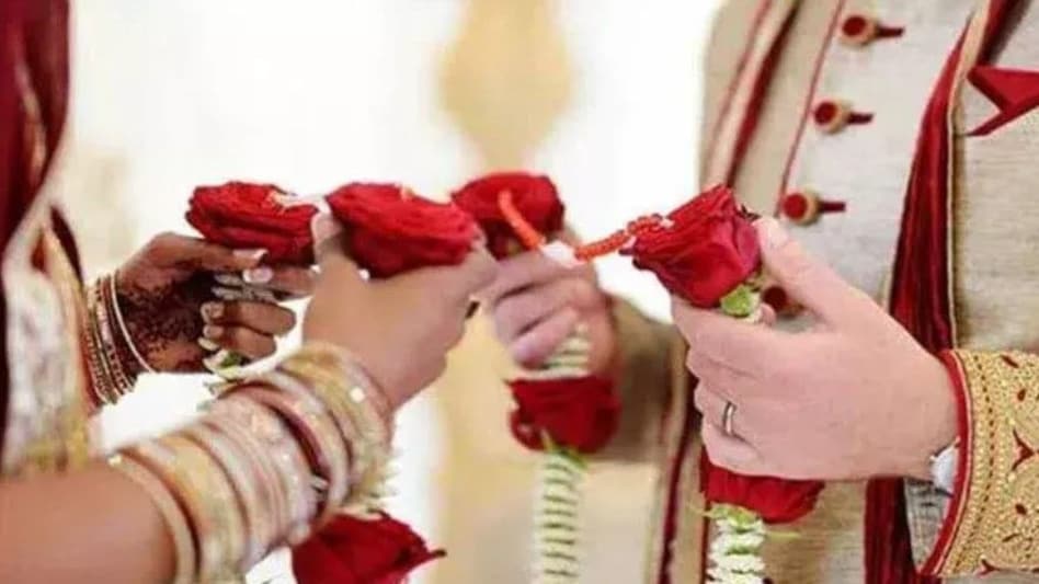 Ajab-Gajab : 4 साल में एक युवक ने खुद को इंजीनियर बता 13 महिलाओं से रचाई शादी, ऐसे पकड़ में आया Ajab-Gajab : 4 साल में एक युवक ने खुद को इंजीनियर बता 13 महिलाओं से रचाई शादी, ऐसे पकड़ में आया