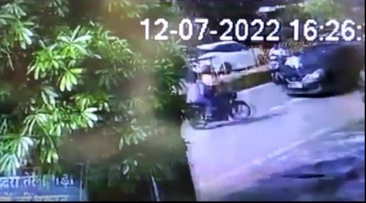UP Ghaziabad : ये कार वाला ट्रैफिक पुलिस को बोनट पर लटकाकर 2 किमी तक घुमाते रहा, वजह हैरान कर देगी CrimeTak